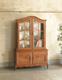 アンティーク家具 アンティークのキャビネット 優雅なフランスのアンティーク家具、華やかなガラスキャビネット(食器棚)