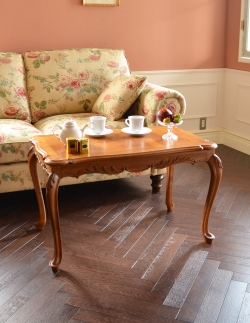 アンティーク家具 アンティークのテーブル エレガントなフランスのアンティーク家具、美しい脚のコーヒーテーブル