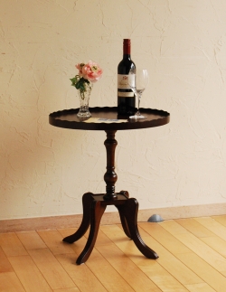 アンティーク家具 オケージョナルテーブル 美しい天板と脚を持つアンティーク家具、英国のオシャレなワインテーブル