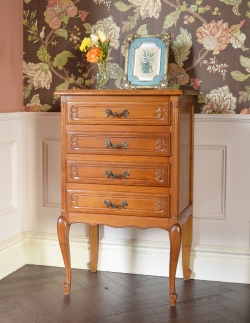 アンティーク家具 アンティークのチェスト 南フランスのアンティーク家具、彫がたっぷりの４段チェスト