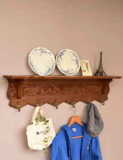 アンティーク家具 アンティークのウォールハンガー フランスアンティークのウッドシェルフ(オーク材)、真鍮製のフック付き壁付け棚