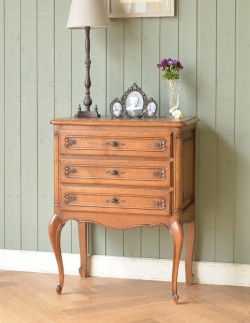 アンティーク家具 アンティークのチェスト 南仏スタイルのキレイなアンティーク家具、置きやすいサイズのエレガントな３段チェスト