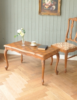 アンティーク家具 アンティークのテーブル 美しいパーケット柄の天板に注目！エレガントなフランスのアンティークコーヒーテーブル 