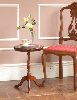 アンティーク家具 オケージョナルテーブル イギリスのアンティーク家具、縁どりの装飾が英国らしいワインテーブル(オケージョナルテーブル)