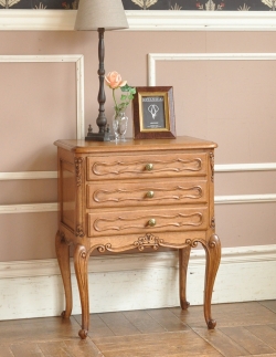 アンティーク家具 アンティークのチェスト 南仏スタイルのキレイなアンティーク家具、脚の長いエレガントな３段チェスト