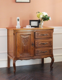 アンティーク家具 アンティークのチェスト フランスのアンティークキャビネット、色々な場所で使いやすい小さな猫脚のサイドボード