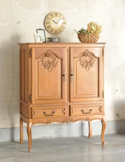 アンティーク家具 アンティークのキャビネット フランス輸入のアンティーク家具、華やかな木製のキャビネット