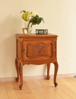 アンティーク家具 アンティークのキャビネット フランスから届いた猫脚のアンティークナイトテーブル