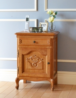 アンティーク家具 アンティークのキャビネット 可愛らしい小ぶりなサイズのアンティークスモールキャビネット