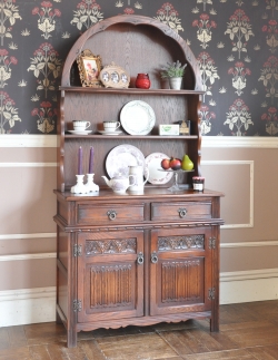 アンティーク家具 アンティークのキャビネット 重厚感あるアンティークの英国家具、装飾がとっても美しいカップボード