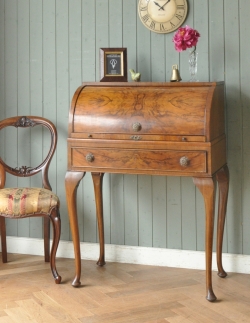 アンティーク家具 ビューロー 英国のアンティーク家具、コンパクトサイズのビューロー（デスク）