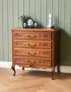 アンティーク家具 アンティークのチェスト 南仏プロバンスのアンティーク家具、小さくてもゴージャスな４段チェスト
