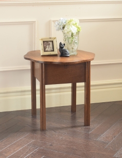 アンティーク家具 ソーイングボックス 英国のアンティーク家具、花台にもなる素敵なソーイングボックス