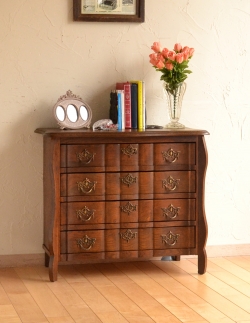 アンティーク家具 アンティークのチェスト 南仏プロヴァンスのアンティーク家具、ウェーブがかかったゴージャスな4段チェスト（コモード）