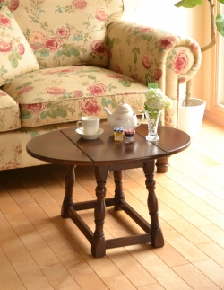 アンティーク家具 アンティークのテーブル 小ぶりなアンティークの英国家具、バタフライ式のコーヒーテーブル伸張式