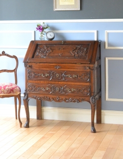 アンティーク家具 ビューロー フランスのアンティーク家具、豪華な彫が美しいビューロー（デスク）