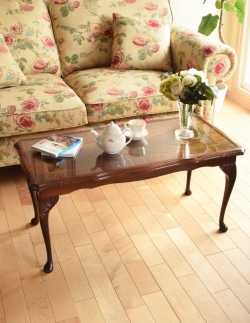 アンティーク家具 アンティークのテーブル イギリスから輸入したアンティーク家具、ガラストップで仕上げた美しい天板のコーヒーテーブル