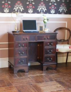 アンティーク家具 アンティークのデスク・書斎机 書斎で楽しむ英国アンティークのデスク、マホガニー材を使用した大人の勉強机