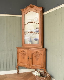 アンティーク家具 アンティークのキャビネット フランスならではのゴージャスな装飾を施したアンティークコーナーキャビネット 