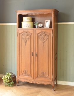 アンティーク家具 アンティークのキャビネット 南フランスの彫が優雅なアンティーク家具、収納力があるキャビネット