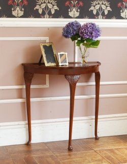 アンティーク家具 アンティークコンソールテーブル 英国のアンティーク家具、脚の装飾が美しいコンソールテーブル