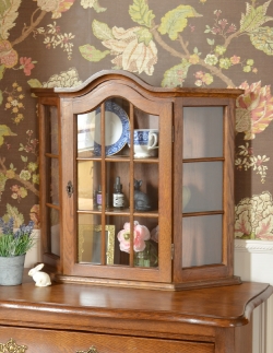 アンティーク家具 ウォールキャビネット 小さなガラス扉の鍵付きキャビネット、フランスから到着したアンティーク家具(ウォールキャビネット)