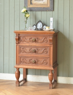 アンティーク家具 アンティークのチェスト 南仏スタイルのキレイなアンティーク家具、取っ手も彫りも特別な3段フレンチチェスト