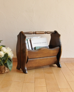 アンティーク家具 マガジンラックおしゃれ 木製のアンティークフランス家具、持ち手にも装飾が付いたマガジンラック