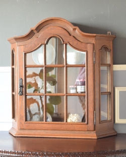 アンティーク家具 ウォールキャビネット お気に入りを並べて自分だけのショーケース、 美しいアンティークのウォールキャビネット