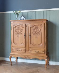 アンティーク家具 アンティークのキャビネット フランス輸入のアンティーク家具、扉の華やかな彫りの木製キャビネット