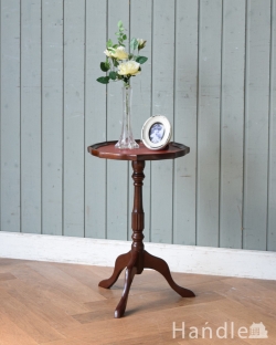 アンティーク家具 アンティークのテーブル 天板に華やかな赤色の革を張り込んだアンティークのワインテーブル