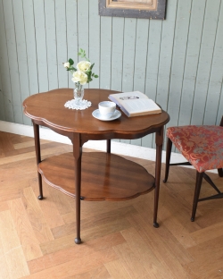 アンティーク家具 オケージョナルテーブル 脚元に棚が１つ付いたアンティークオケージョナルテーブル