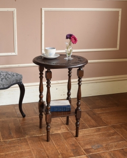 アンティーク家具 オケージョナルテーブル アンティークの英国家具、天板にお花の彫りがたっぷりなオケージョナルテーブル（ティーテーブル）