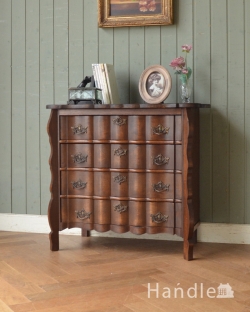 アンティーク家具 アンティークのチェスト フランスの香り漂うアンティーク、ウェーブがかかったゴージャスな4段チェスト（コモード）