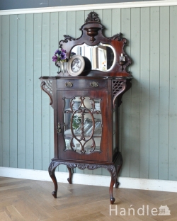 アンティーク家具 アンティークのキャビネット 英国の華やかなアンティーク家具、ミラー付のミュージックキャビネット（飾り棚）