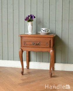 アンティーク家具 アンティークのチェスト フランスから届いた小さくて可愛い家具、引き出し付きのアンティークナイトテーブル