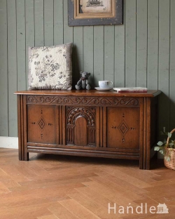 アンティーク家具 ブランケットボックス・収納ボックス ゴージャスな彫りがたっぷり刻まれた、英国アンティークの木製コファ