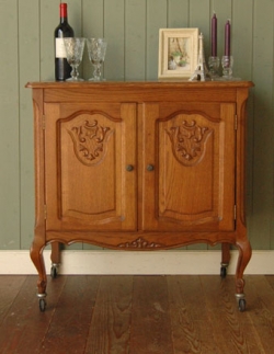 アンティーク家具 フランスらしい猫脚のアンティーク キャビネット