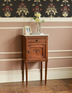 アンティーク家具 アンティークのキャビネット アンティークの英国家具、大理石天板のナイトテーブル