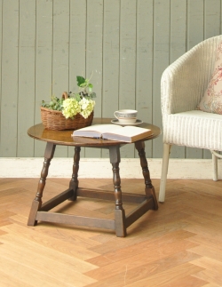 アンティーク家具 アンティークのテーブル 風合いあるイギリスのアンティーク家具、小さなオケージョナルテーブル