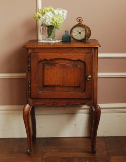 アンティーク家具 1930年代のアンティーク ナイト テーブル
