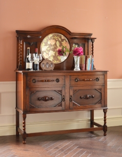 アンティーク家具 アンティークのキャビネット 重厚感あるアンティークの英国家具、丸い鏡付きのサイドボード