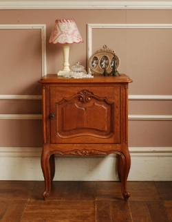 アンティーク家具 アンティークのチェスト 2014年3月1日にご成約頂きました。1940年代のアンティーク ナイトテーブル