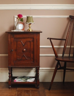 アンティーク家具  1930年代のアンティーク ナイト テーブル