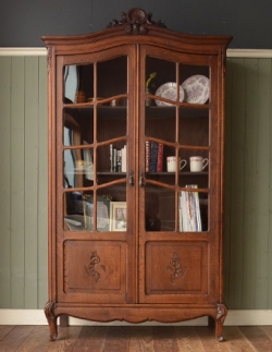 アンティーク家具  アンティークのフランス家具、丁寧な彫りが美しいブックケース（本棚）