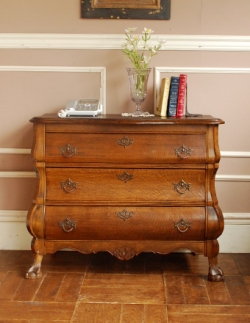 アンティーク家具  南フランスから届いたアンティーク家具、木製の３段チェスト