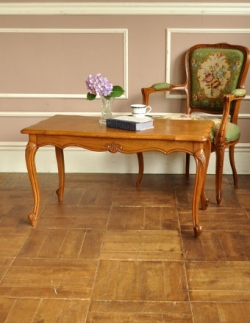 アンティーク家具 アンティークのテーブル 南仏のエレガントなアンティーク家具、猫脚のセンターテーブル