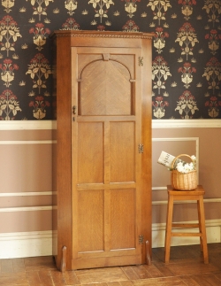 アンティーク家具 アンティークのキャビネット 英国のオシャレなアンティーク家具、明るい色のワードローブ