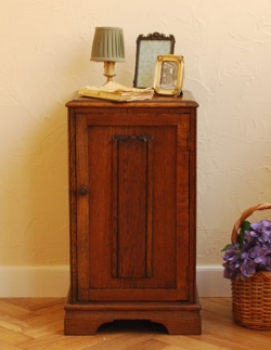 アンティーク家具 1930年代のアンティーク ナイトテーブル