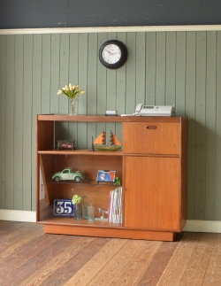 アンティーク家具 アンティークのキャビネット イギリスのヴィンテージ家具、カウンターにもなるGプランのキャビネット